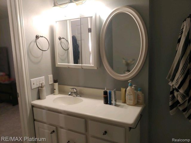 481 Village Oak Ct, Ann Arbor, MI 48103