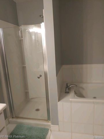 481 Village Oak Ct, Ann Arbor, MI 48103