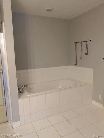 481 Village Oak Ct, Ann Arbor, MI 48103