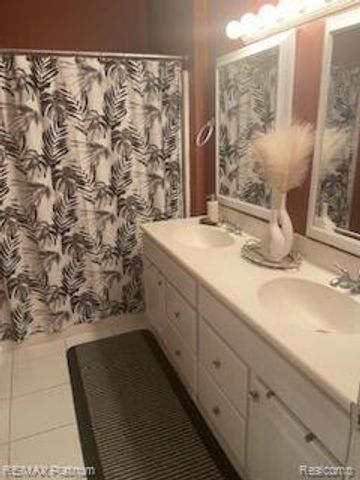 481 Village Oak Ct, Ann Arbor, MI 48103