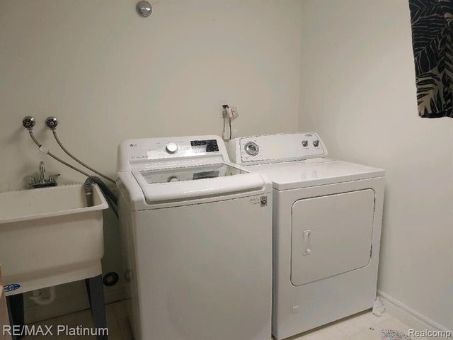 481 Village Oak Ct, Ann Arbor, MI 48103