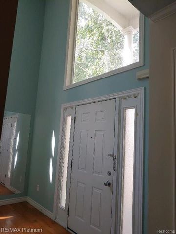 481 Village Oak Ct, Ann Arbor, MI 48103