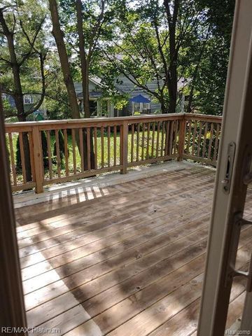 481 Village Oak Ct, Ann Arbor, MI 48103