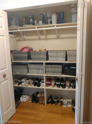 481 Village Oak Ct, Ann Arbor, MI 48103