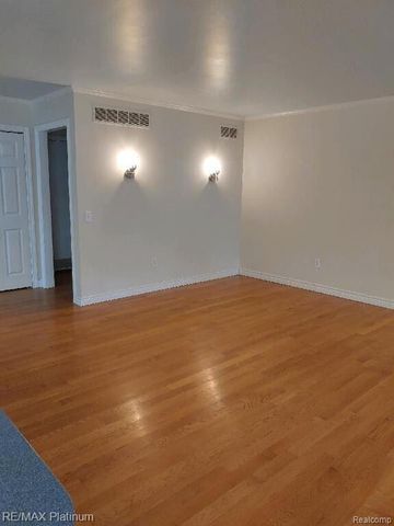 481 Village Oak Ct, Ann Arbor, MI 48103