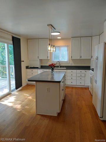 481 Village Oak Ct, Ann Arbor, MI 48103