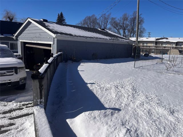 8252 Woodland Shore Drive, Brighton Township, MI 48114