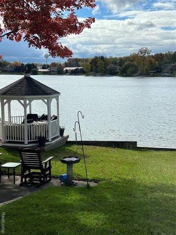 8252 Woodland Shore Drive, Brighton Township, MI 48114