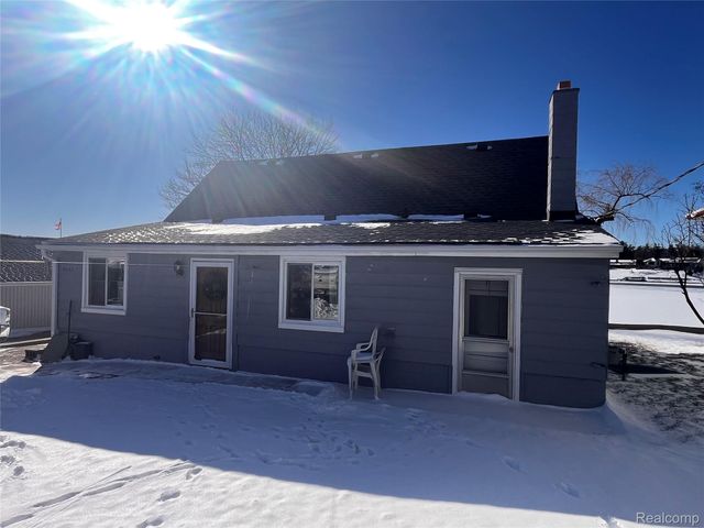 8252 Woodland Shore Drive, Brighton Township, MI 48114