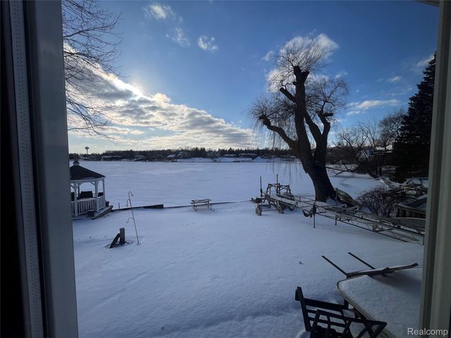 8252 Woodland Shore Drive, Brighton Township, MI 48114