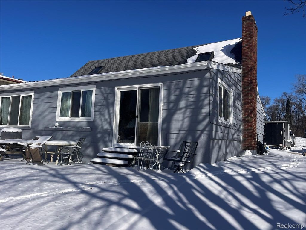 8252 Woodland Shore Drive, Brighton Township, MI 48114