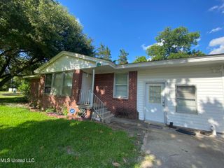 100 Apple Drive, Ridgecrest, LA 71334