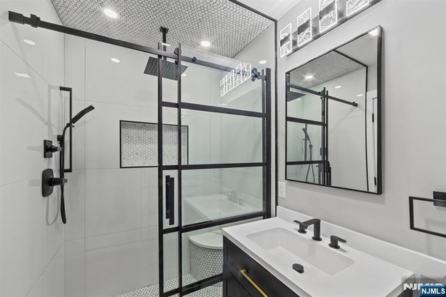 260 Washington Avenue, Elmwood Park, NJ 07407