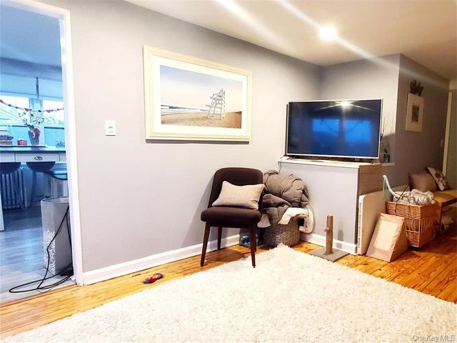 3 Piave Terrace upper, Lindenhurst, NY 11757