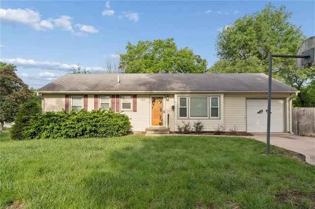 9404 Bradshaw Street, Lenexa, KS 66215