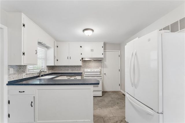 9404 Bradshaw Street, Lenexa, KS 66215