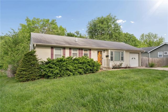 9404 Bradshaw Street, Lenexa, KS 66215