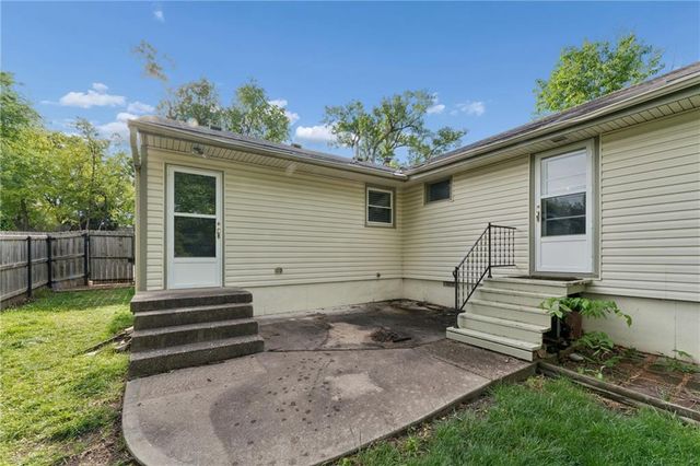9404 Bradshaw Street, Lenexa, KS 66215