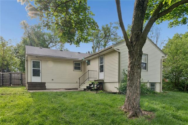 9404 Bradshaw Street, Lenexa, KS 66215