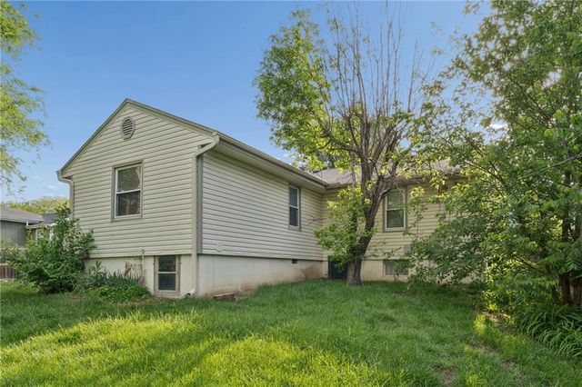 9404 Bradshaw Street, Lenexa, KS 66215