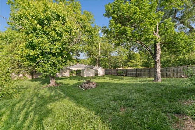 9404 Bradshaw Street, Lenexa, KS 66215