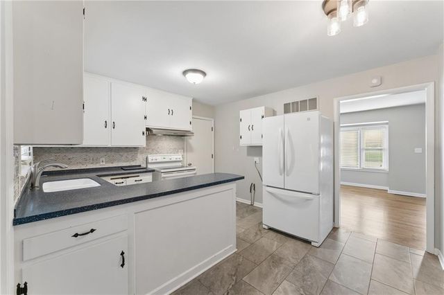 9404 Bradshaw Street, Lenexa, KS 66215