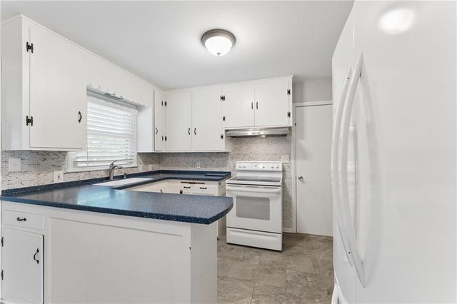 9404 Bradshaw Street, Lenexa, KS 66215