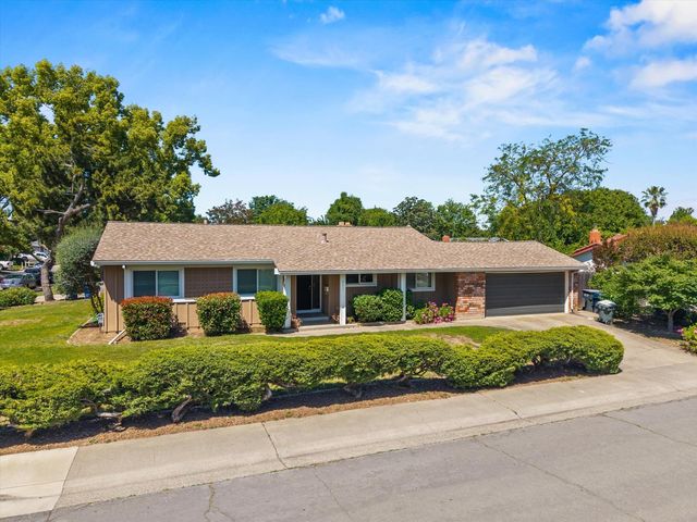 8511 Erinbrook Way, Sacramento, CA 95626