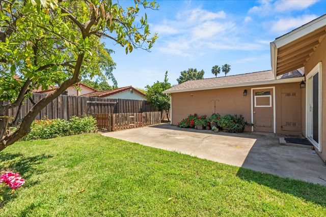 8511 Erinbrook Way, Sacramento, CA 95626