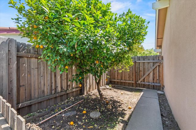 8511 Erinbrook Way, Sacramento, CA 95626