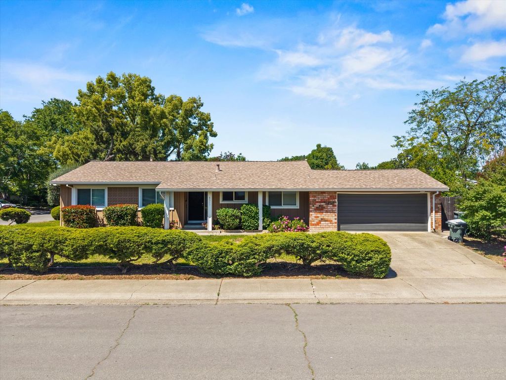 8511 Erinbrook Way, Sacramento, CA 95626