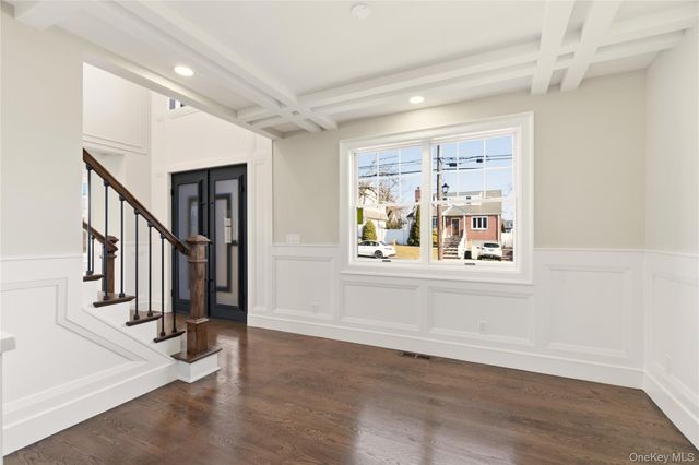 12 Lee Avenue, Albertson, NY 11507