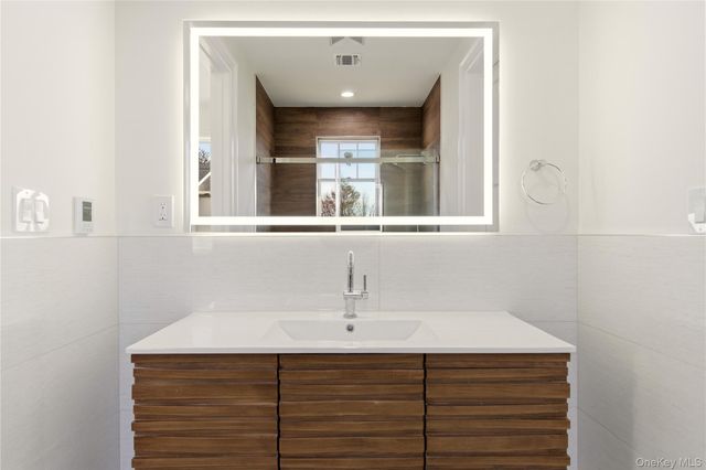 12 Lee Avenue, Albertson, NY 11507