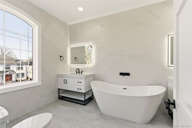 12 Lee Avenue, Albertson, NY 11507