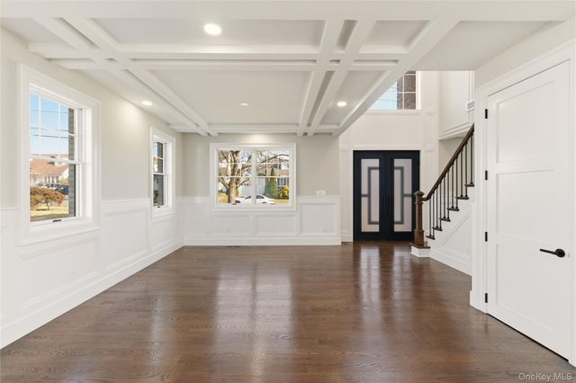 12 Lee Avenue, Albertson, NY 11507