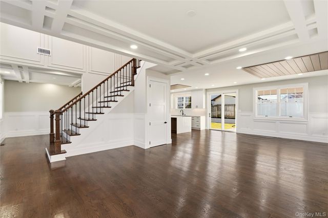 12 Lee Avenue, Albertson, NY 11507