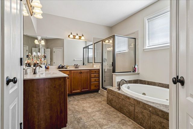 40 BURTON PLACE DR, Oakland, TN 38060