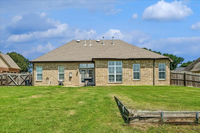 40 BURTON PLACE DR, Oakland, TN 38060