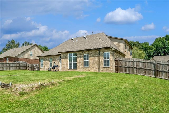 40 BURTON PLACE DR, Oakland, TN 38060