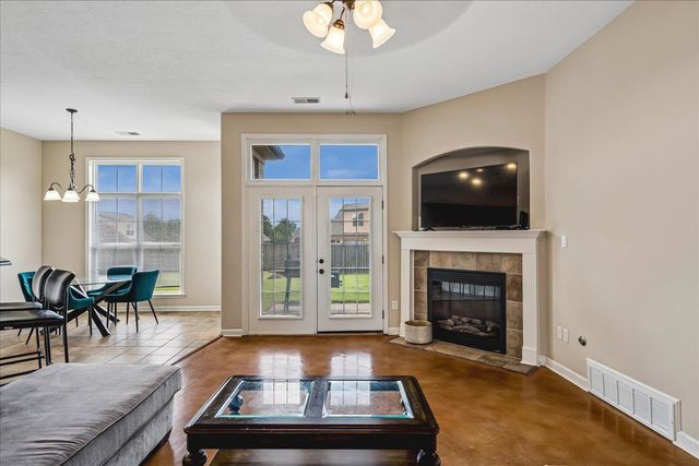 40 BURTON PLACE DR, Oakland, TN 38060