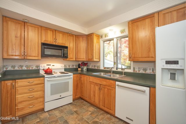 1046 Manas Drive, Rotterdam, NY 12303