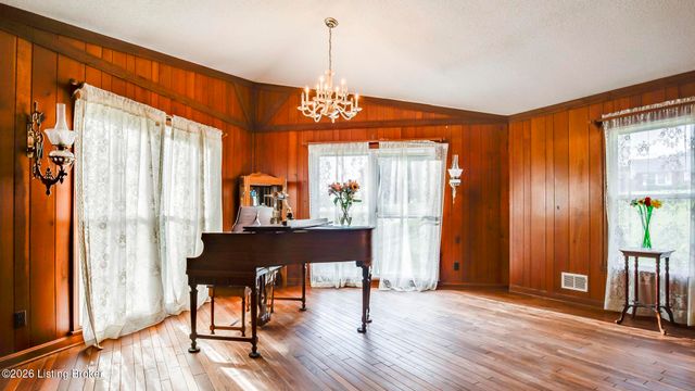 259 E Valleyview Dr, Mt Washington, KY 40047