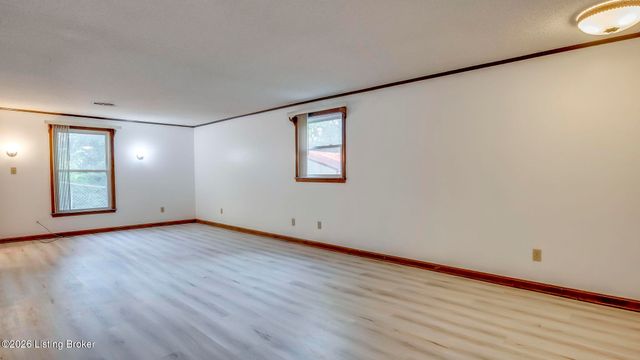 259 E Valleyview Dr, Mt Washington, KY 40047
