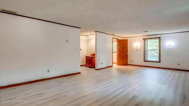 259 E Valleyview Dr, Mt Washington, KY 40047