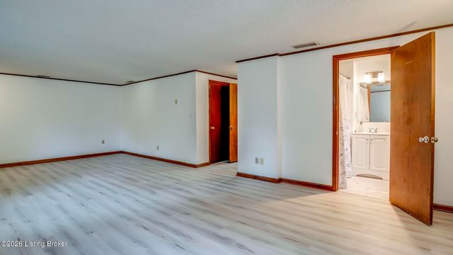 259 E Valleyview Dr, Mt Washington, KY 40047