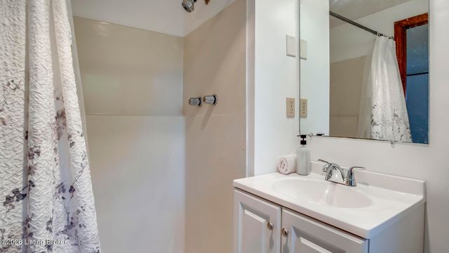 259 E Valleyview Dr, Mt Washington, KY 40047