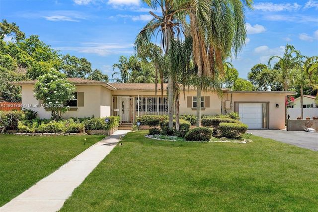 23 SW 8th St, Hallandale Beach, FL 33009