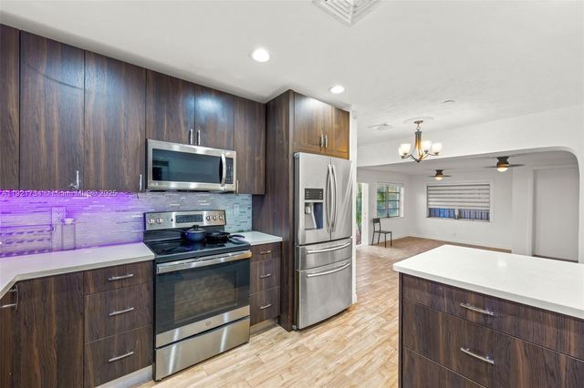 23 SW 8th St, Hallandale Beach, FL 33009