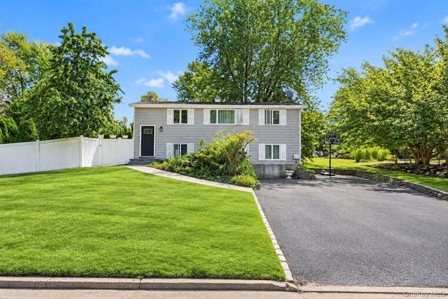 19 Badger Lane, East Setauket, NY 11733
