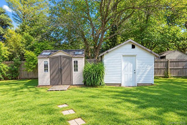 19 Badger Lane, East Setauket, NY 11733
